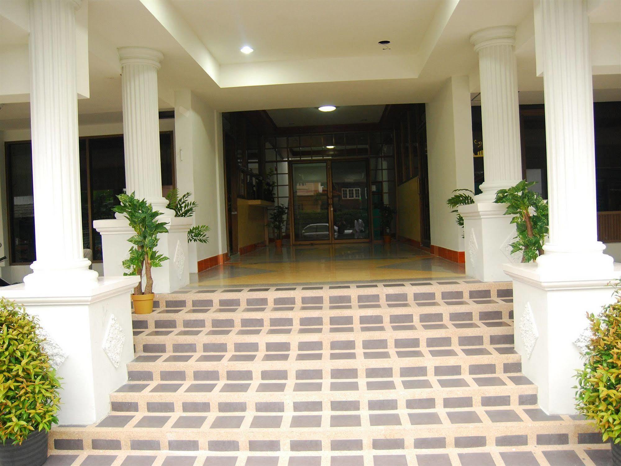 Seri 47 Residence Bangkok Bagian luar foto