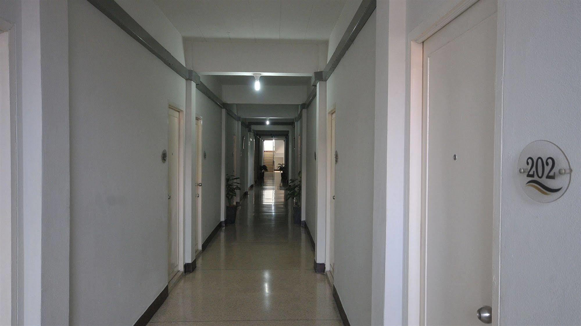 Seri 47 Residence Bangkok Bagian luar foto